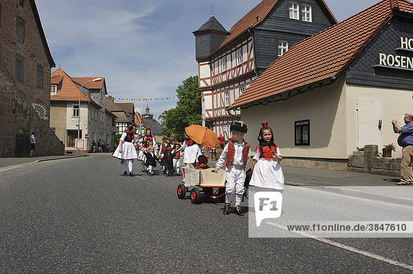 Children's parade in traditional costume  Salatkirmes fair  Ziegenhain  Schwalmstadt  Schwalm-Eder-Kreis district  Upper Hesse  Hesse  Germany  Europe