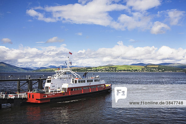 Fähre auf dem Firth of Clyde an der Anlegestelle bei Gourock  Argyll  Schottland  Großbritannien  Europa