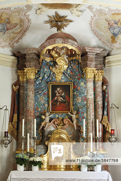 Altar mit Gnadenbild  Wallfahrtskapelle Maria Hilf in Grünsink bei Weßling  Fünfseenland  Fünf-Seen-Land  Oberbayern  Bayern  Deutschland  Europa