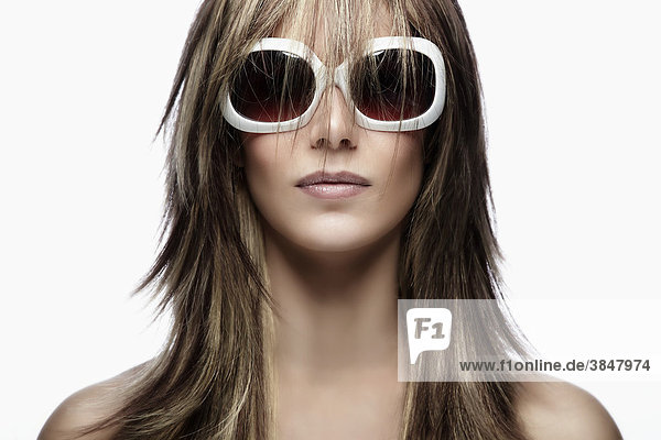 Junge Frau mit weißer Sonnenbrille  Portrait