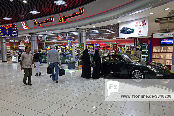 Luxusauto im Duty Free  Internationaler Flughafen  Abflughalle  Hauptstadt Manama  Königreich Bahrain  Persischer Golf