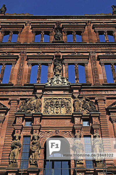 Heidelberger Schlossruine  zerstört 1693  reich verzierte Eingangsfassade des Ottheinrichsbaus  erbaut unter Kurfürst Ottheinrich 1556 - 1559 im niederländischen Renaissance Stil  Schlosshof  Heidelberg  Baden-Württemberg  Deutschland  Europa