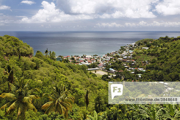 Grüne tropische Insellandschaft  Bucht  Meer  Ort  Canaries  LCA  Saint Lucia  St. Lucia  Insel  Inseln unter dem Wind  Kleine Antillen  Karibik