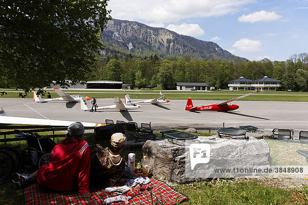 Paar schaut Segelflugzeugen zu am Flugplatz Achental Oberbayern Bayern Deutschland Europa