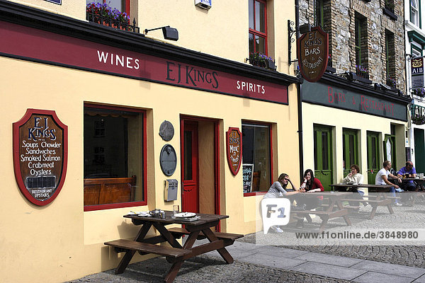 EJ Kings Irish Pub  Straßenszene  Clifden  Connemara  Irland  Europa