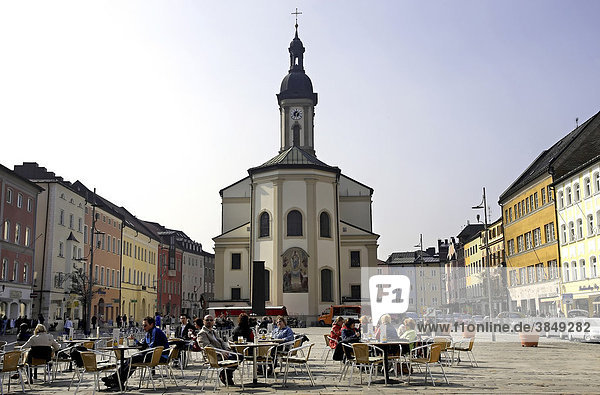 Straßencafe am Marktplatz und Pfarrkirche  14. Jahrhundert  Traunstein  Oberbayern  Deutschland  Europa