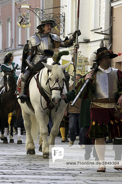 Ritter in Rüstung bei der St. Georg Parade  Pferdeparade  Traunstein  Oberbayern  Deutschland  Europa