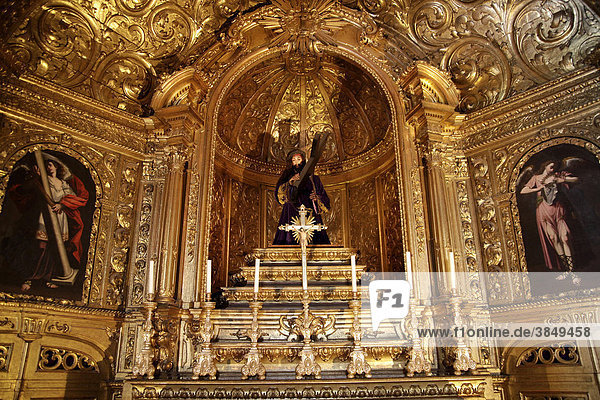 Jesus mit Kreuz an einem Altar in der Klosterkirche Santa Maria des Hieronymusklosters Mosteiro dos Jerominos im Vorort Belem  Lissabon  Portugal  Europa