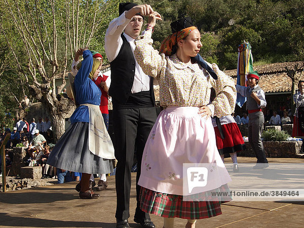 Tänzer in Tracht und portugiesische Folklore beim Maifest Festa da Fonte Grande in Alte  Algarve  Portugal  Europa