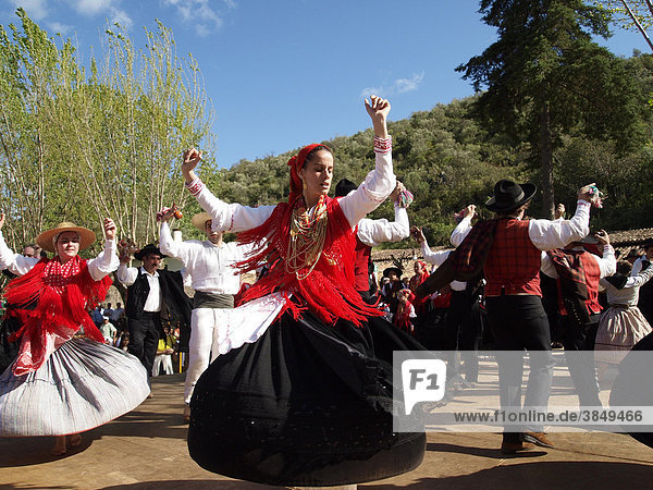 Tänzer in Tracht und portugiesische Folklore beim Maifest Festa da Fonte Grande in Alte  Algarve  Portugal  Europa