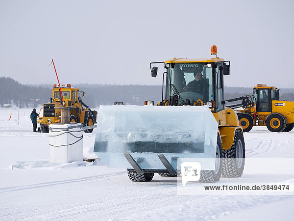 Mit schwerem Gerät werden am Eishotel von Jukkasjärvi große Eisblöcke aus dem zugefrorenen Fluss Torne Älv gesägt und herausgehoben  Kiruna  Lappland  Nordschweden  Schweden  Europa