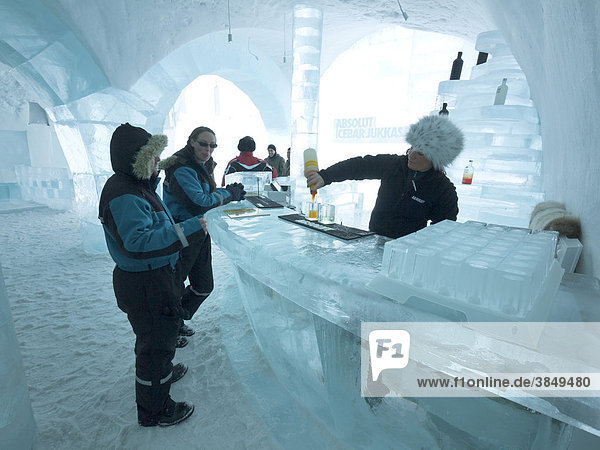Europa, Kiruna, Lappland, Nordschweden, Schweden,Besucher stehen in ... Europa, Kiruna, Lappland, Nordschweden, Schweden,Besucher stehen in ...