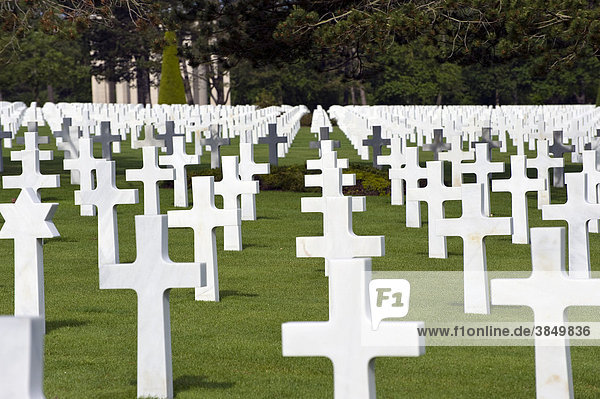 Kreuze Marmor amerikanischer Soldatenfriedhof am Omaha Beach bei Colleville sur Mer Normandie Frankreich Europa