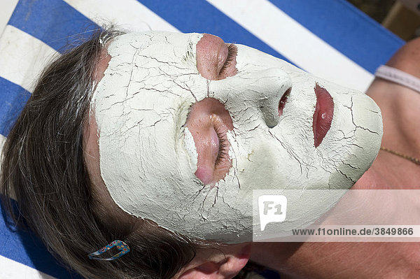 Algenkosmetik Thalasso Frau Mitte 40 hat eine Gesichtsmaske aufgetragen