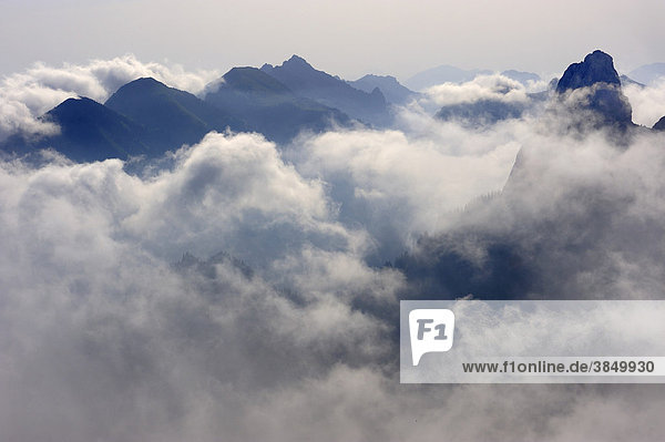 Wolkenverhangene Berge  Füssen  Bayern  Deutschland  Europa
