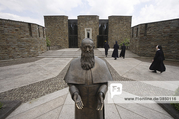 Bronzestatue von Pater Josef Kentenich dem Gründer der internationalen Schönstatt-Bewegung vor dem Pater-Kentenich-Haus in Vallendar Rheinland-Pfalz Deutschland Europa