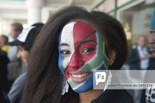 Fußballanhängerin beim Public Viewing  Gesicht mit den Farben der südafrikanischen Fahne bemalt  Kapstadt  Südafrika  Afrika