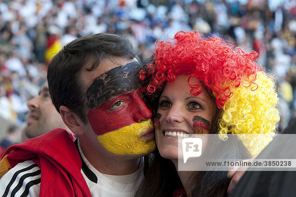 Deutsche Fußballanhänger im Stadion  Spiel Deutschland gegen Argentinien  WM 2010  Kapstadt  Südafrika  Afrika