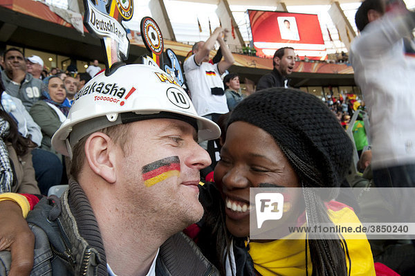 Deutscher Fußballanhänger und südafrikanische Partnerin im Stadion  Spiel Deutschland gegen Argentinien  WM 2010  Kapstadt  Südafrika  Afrika