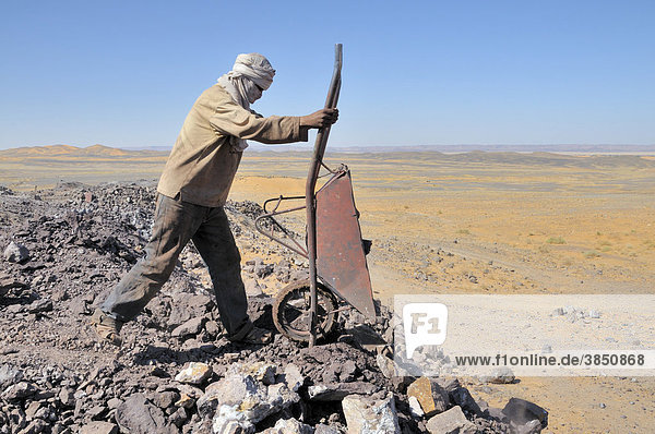 Worker with traditional Litham turban  mining of lead sulphide  border area between Morocco and Algeria  Africa