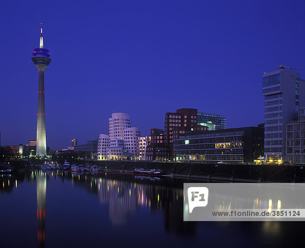 Düsseldorfer Medienhafen mit Rheinturm und Neuer Zollhof von Frank Gehry  bei Nacht  Abenddämmerung  Blaue Stunde  Düsseldorf  Nordrhein-Westfalen  Deutschland  Europa