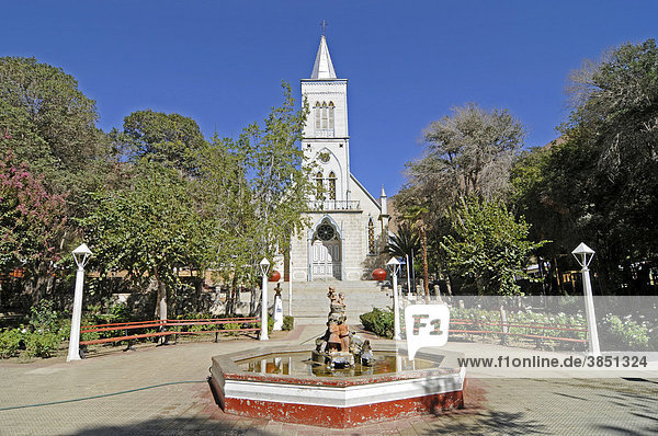 Kirche  Brunnen  Dorfplatz  Pisco Elqui  Dorf  Vicuna  Valle d`Elqui  Elqui Tal  La Serena  Norte Chico  Nordchile  Chile  Südamerika