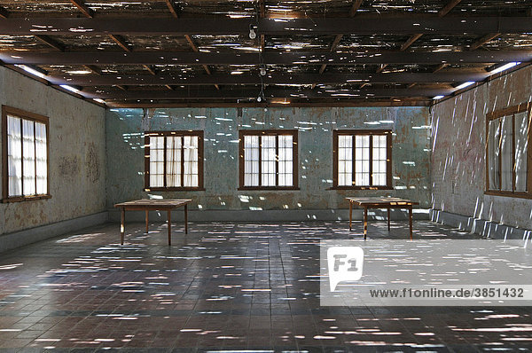Leerer Saal  Fenster  Licht  Schatten  ehemaliges Hotel  Humberstone  Salpeterwerke  verlassene Salpeterstadt  Geisterstadt  Wüste  Museum  Unesco Weltkulturerbe  Iquique  Norte Grande  Nordchile  Südamerika
