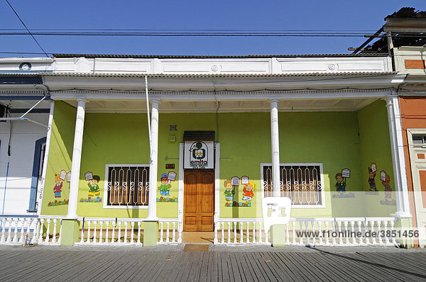 Kindergarten  Avenida Baquedano  historisches Gebäude  bunt  Holzhäuser  Veranda  Iquique  Norte Grande  Nordchile  Chile  Südamerika