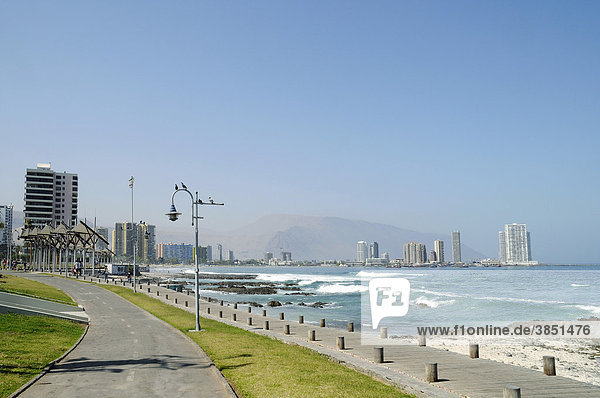 Uferpromenade  Strandpromenade  Küste  Meer  Wellen  Hochhäuser  Iquique  Norte Grande  Nordchile  Chile  Südamerika