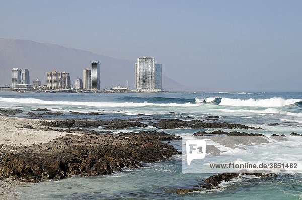 Küste  Meer  Wellen  Hochhäuser  Iquique  Norte Grande  Nordchile  Chile  Südamerika