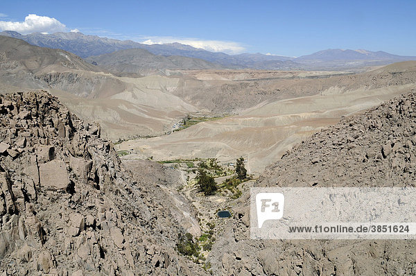 Kleine Oase  Flussoase  Tal  Berge  Trockenheit  Altiplano  Norte Grande  Nordchile  Chile  Südamerika
