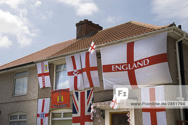 Fußball Weltmeisterschaft  Haus mit Dekoration  Flaggen  Fahnen  Bristol  England  Großbritannien  Europa