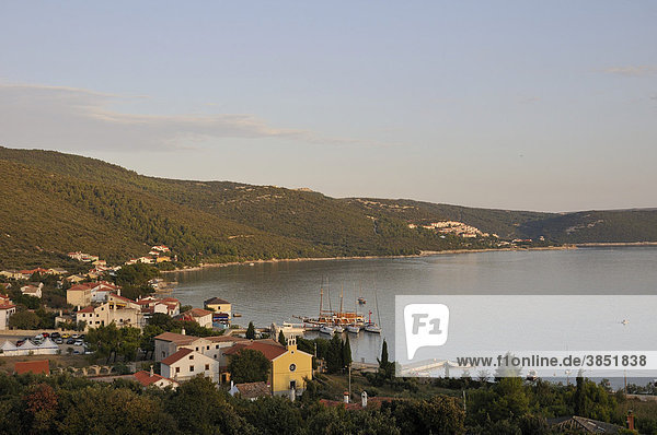 Blick von Vidovice nach Martinscica  Insel Cres  Kroatien  Europa