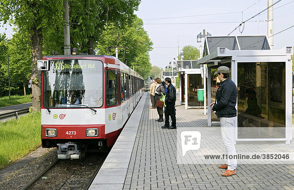 Straßenbahn von Krefeld nach Düsseldorf  Ankunft an der Station Haus Meer  Meerbusch  Nordrhein-Westfalen  Deutschland  Europa