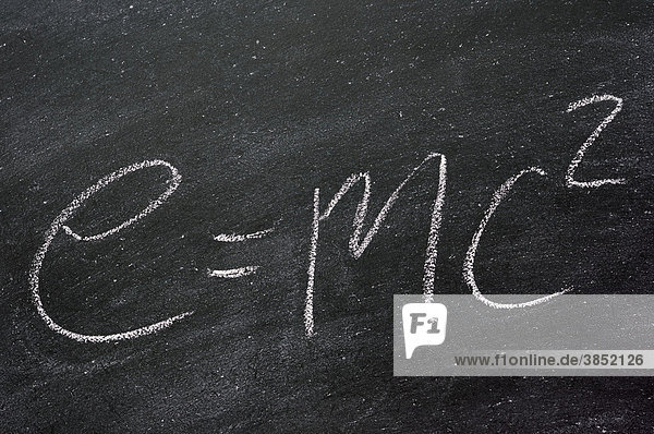 E = mc2 Formel für Einsteins Relativitätstheorie  auf eine Tafel geschrieben