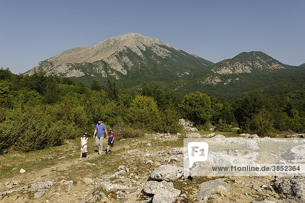 Hikers in front of Monte Maraschino  Val Camosciara  Abruzzo National Park  province of L'Aquila  Apennines  Abruzzo  Italy  Europe