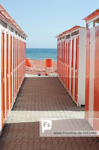 Umkleidekabinen am Strand  Badehütten  Albenga  Riviera  Ligurien  Italien  Europa