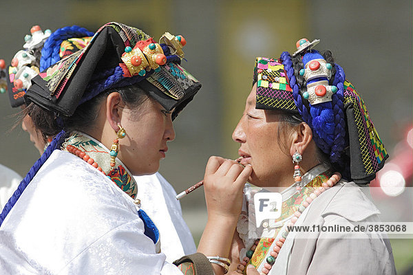 Jia Rong tibetische Tänzerinnen  beim Auftragen von Lippenstift  Zhuokeji  Sichuan  China  Asien