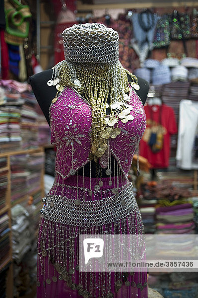 Damenmode im Mutrah Souq  Mutrah  Oman  Naher Osten
