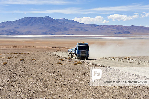 Altiplano  Lastkraftwagen  Potosi  Bolivien  Südamerika