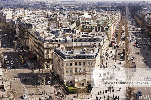 Aussicht über Gebäude der Avenues Champs Elysees und Friedland  Paris  Frankreich  Europa