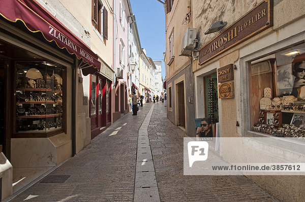 Gasse in Altstadt mit Geschäften in Krk  Insel Krk  Kroatien  Europa