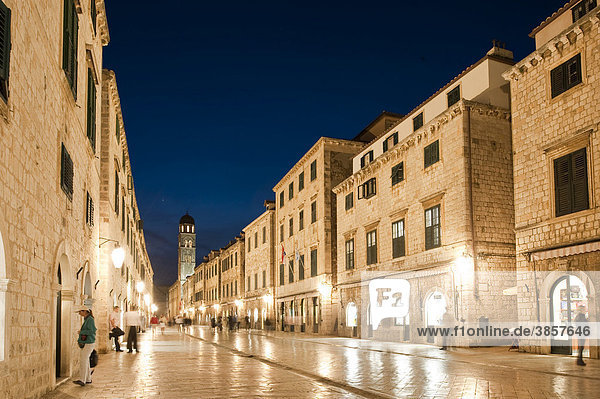 Placa  Stradun und Franziskanerkloster in der Dämmerung  Altstadt  Dubrovnik  Gespanschaft Dubrovnik  Kroatien  Europa