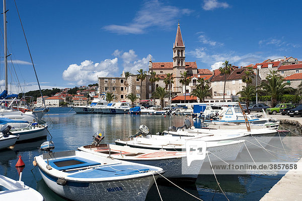 Hafen in Milna  Insel Brac  Kroatien  Europa
