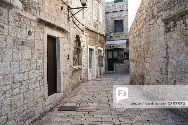 Altstadtgasse  Trogir  Gespanschaft Split-Dalmatien  Kroatien  Europa