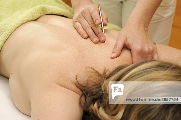Frau  40 Jahre  Heilmassage  Akupressur Massage  Meridian Therapie