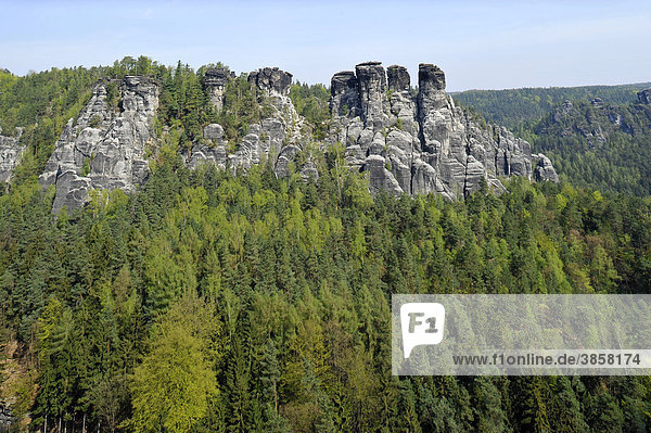 Blick über die Felsformationen der Bastei  Sächsische Schweiz  Elbsandsteingebirge  Freistaat Sachsen  Deutschland  Europa