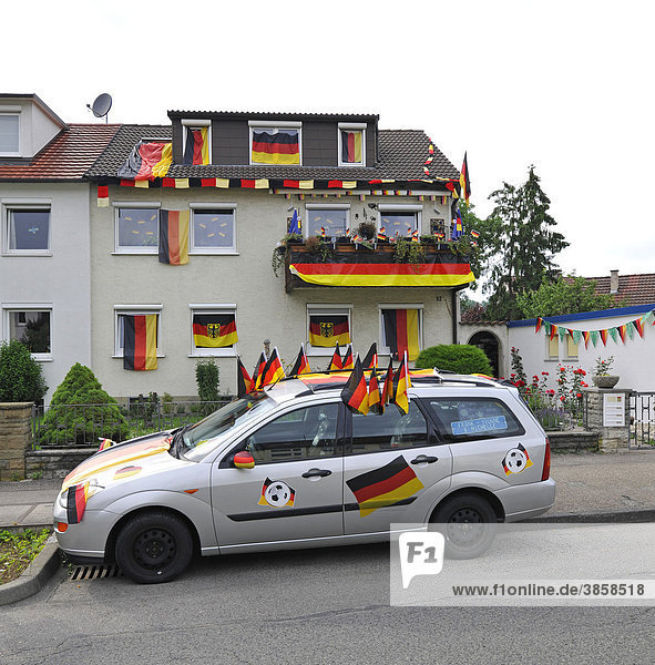 Mit deutschen Flaggen geschmücktes Wohnhaus und Auto während Fußball WM 2010  Stuttgart  Baden-Württemberg  Deutschland  Europa