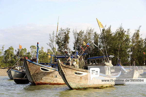 Fischerboote auf dem Thu Bon Fluss  Hoi An  Quang Nam  Zentralvietnam  Vietnam  Südostasien  Asien