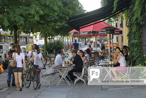 Kastanienallee mit Cafes und Kneipen im Szeneviertel Prenzlauer Berg  Berlin  Deutschland  Europa